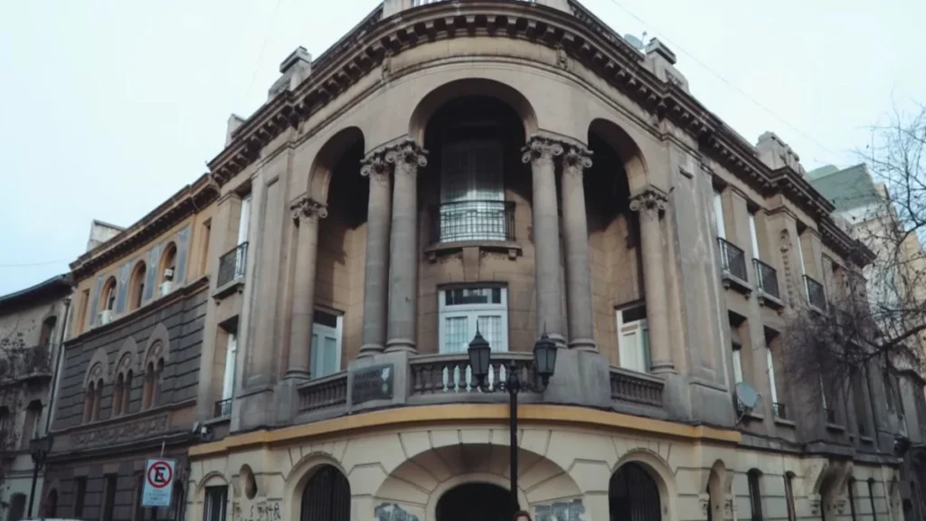 Edifício histórico em Santiago com arquitetura imponente.