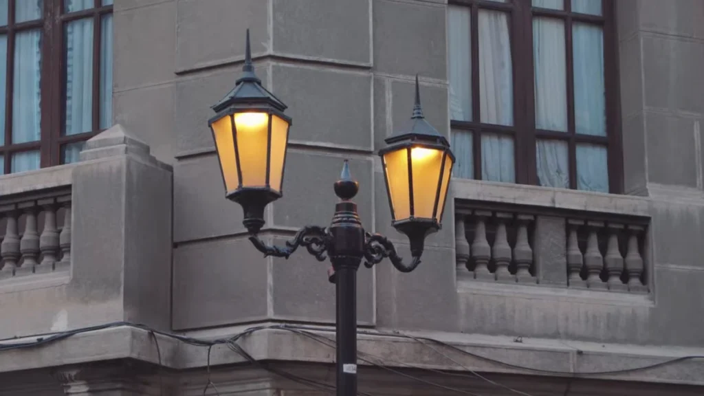 Lâmpada de rua clássica em edifício histórico de Santiago.