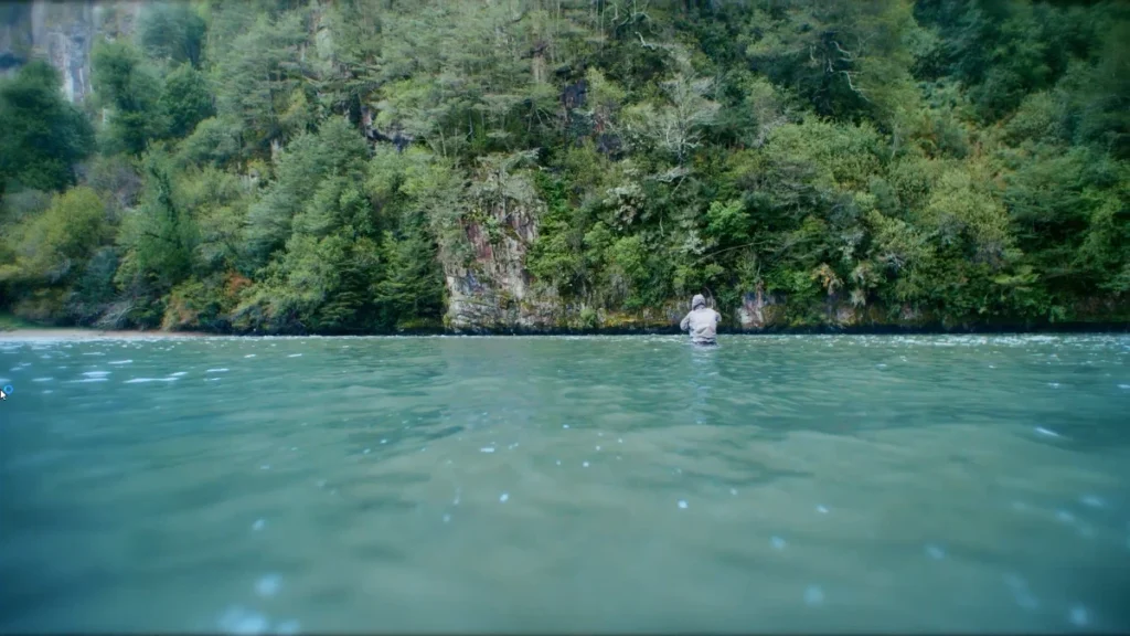 Pesca na Patagônia em águas cristalinas.