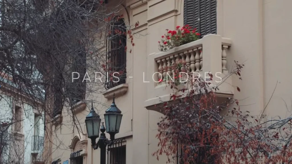 Varanda com flores e arquitetura histórica em Santiago.