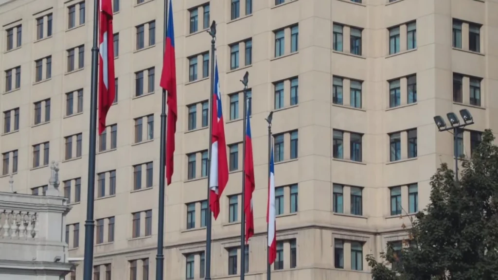 Bandeiras do Chile em edifício governamental em Santiago.