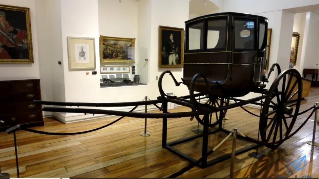 Uma carruagem histórica em exibição em um museu.