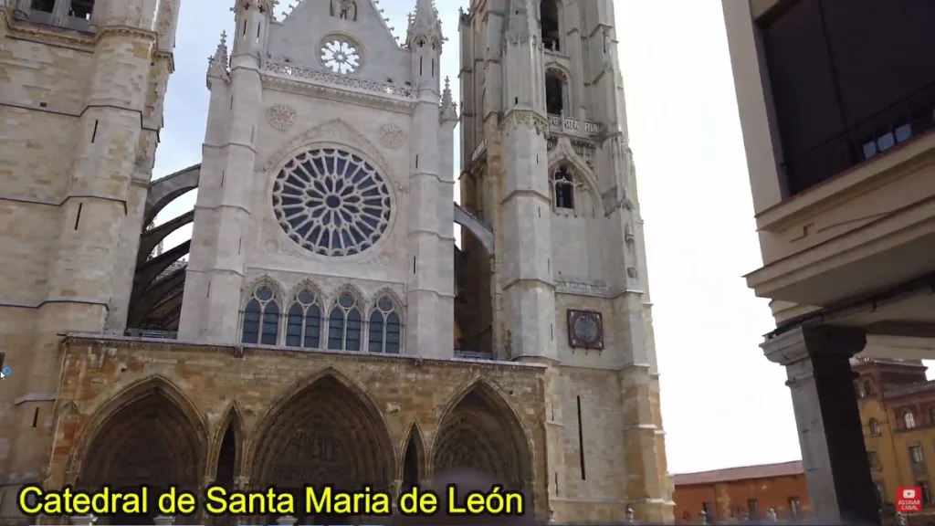 Catedral de Santa María de León com detalhes arquitetônicos impressionantes.