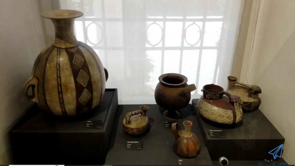 Exposição de cerâmica antiga em uma exposição de museu.