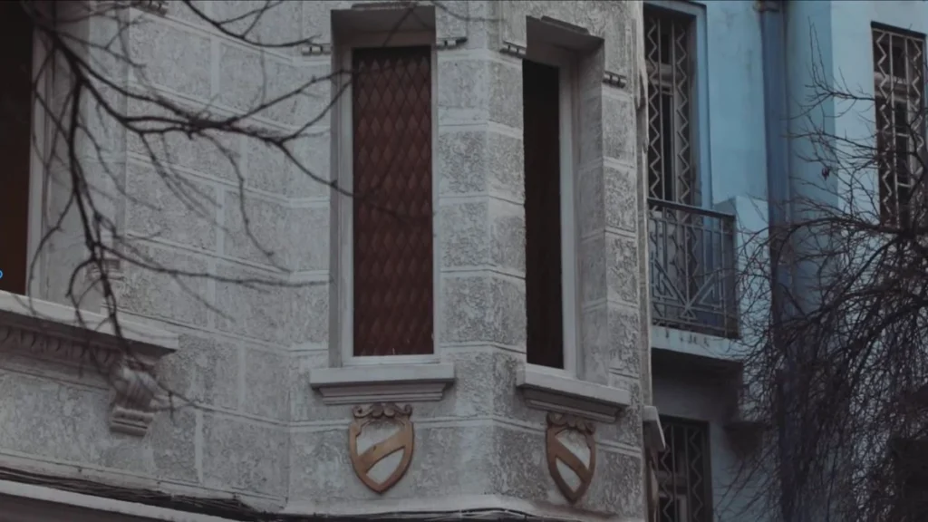 Detalhes de um edifício antigo com adornos e janelas em Santiago.
