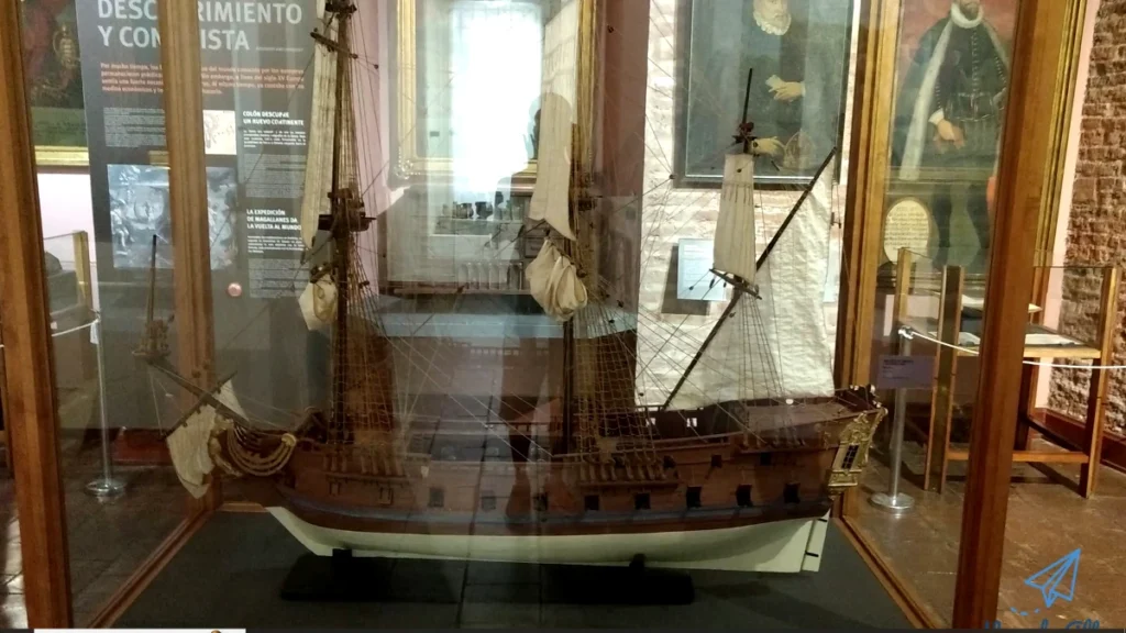 Um modelo de um navio histórico em exibição em um museu.