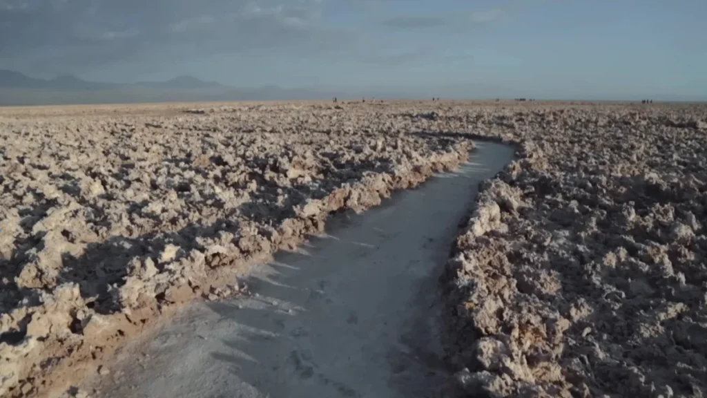 alar de Atacama com um caminho no meio.