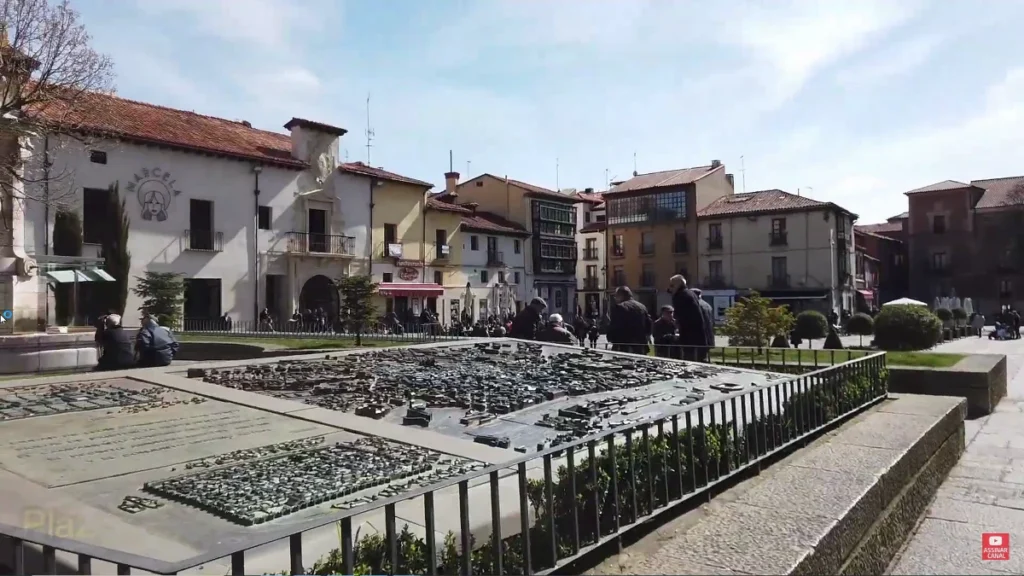 Plaza Mayor de León, com arquitetura histórica e turistas.