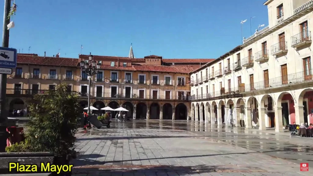 Plaza Mayor de León com vista para os edifícios históricos e luz solar