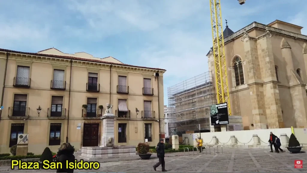 Praça San Isidoro com vista para a igreja em León.