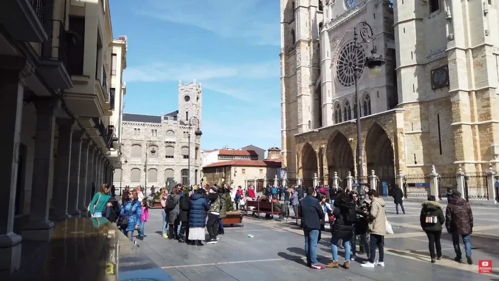 Praça cheia de turistas ao redor da Catedral de León.