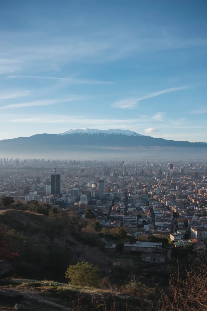 Vista panorâmica de Santiago com montanhas ao fundo.