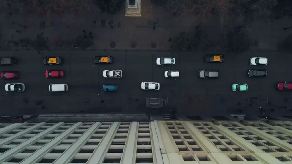Vista aérea do trânsito em Santiago, com carros e táxis coloridos.