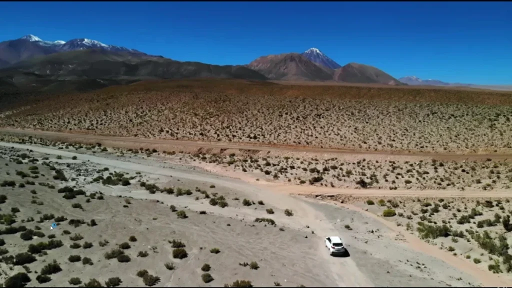 Um carro dirigindo em uma estrada de terra no Deserto de Atacama