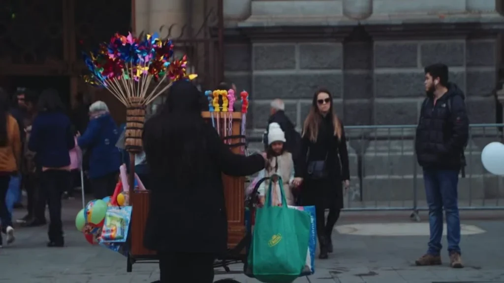 Vendedor de brinquedos coloridos e cataventos em Santiago.