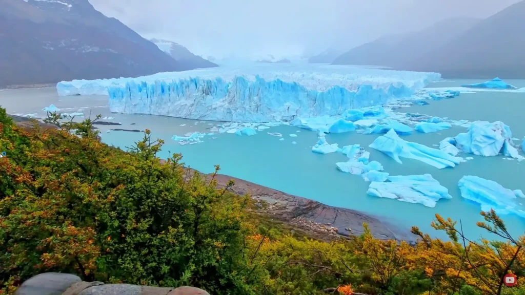 Detalhe das grandes massas de gelo no lago