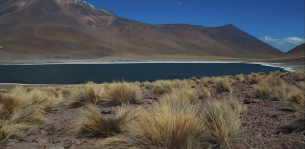 Montanhas do Deserto do Atacama com céu claro