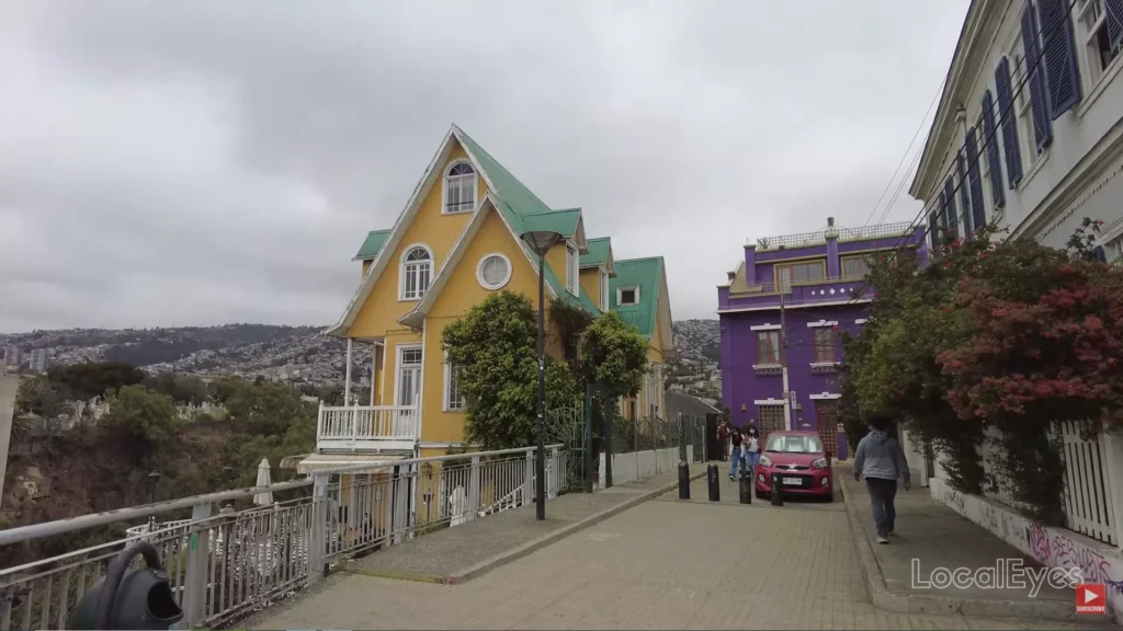 Casas coloridas em Valparaíso com arquitetura vitoriana