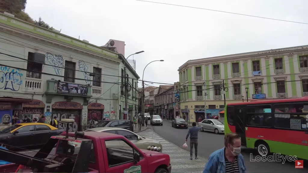 Rua do centro histórico de Valparaíso com arquitetura colonial preservada