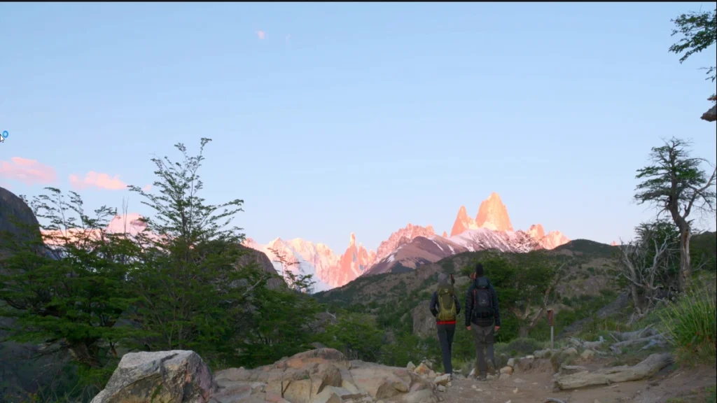 Hikers contemplando a vista do Monte Fitz Roy