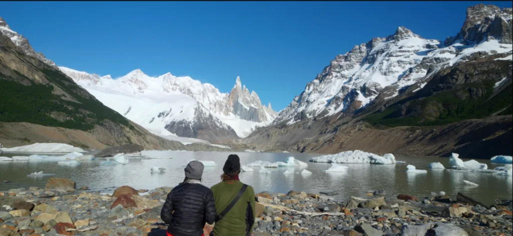 Hikers contemplando a vista do Monte Fitz Roy
