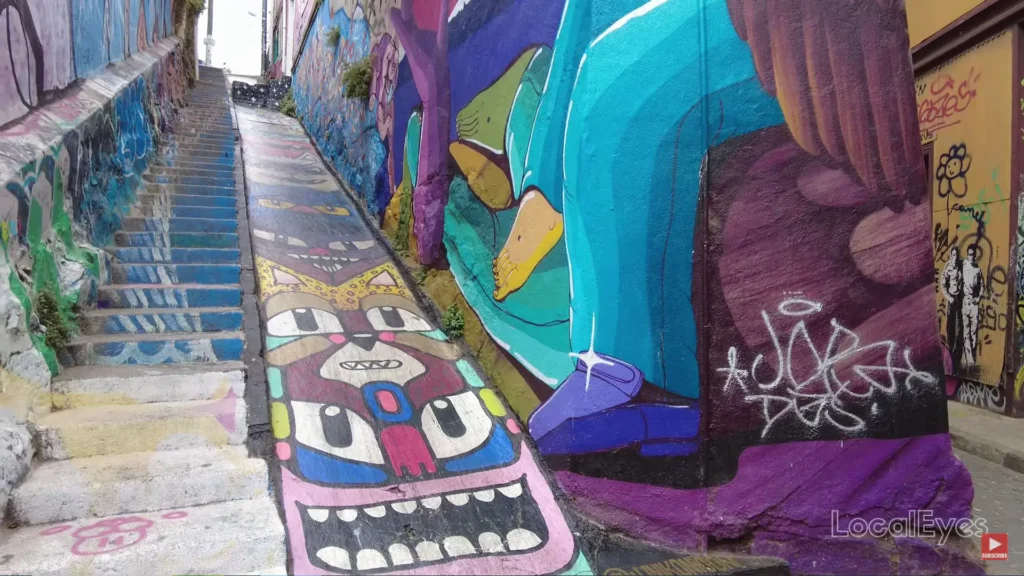 Escadaria pintada com arte urbana colorida em Valparaíso
