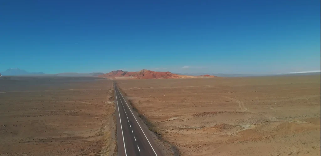 Estrada do deserto se estendendo até o horizonte