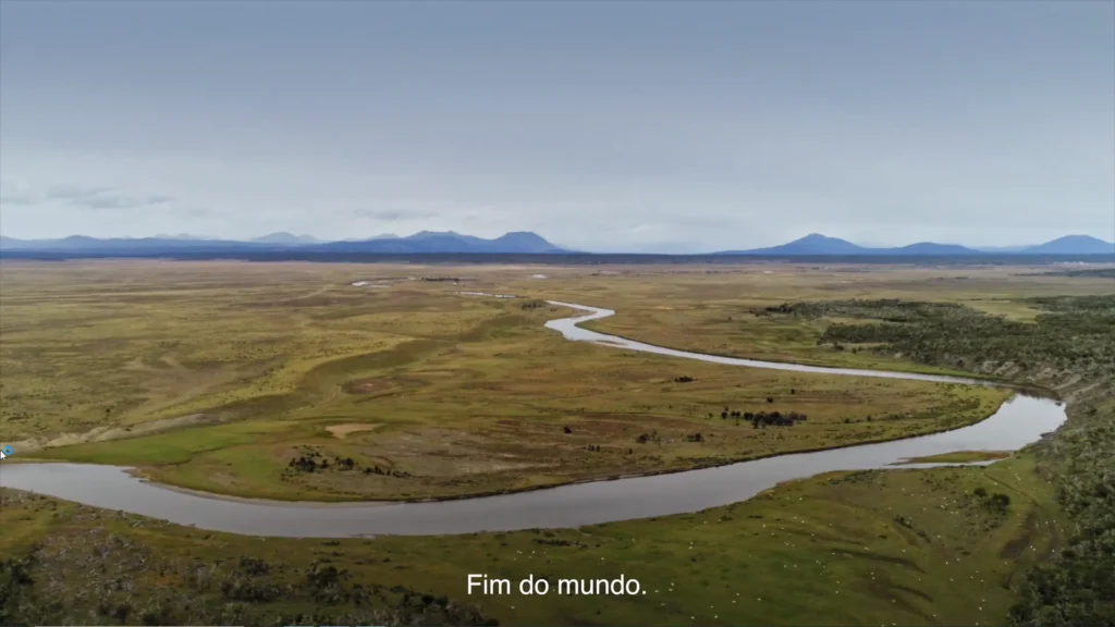Imagem ampla da Patagônia com um rio