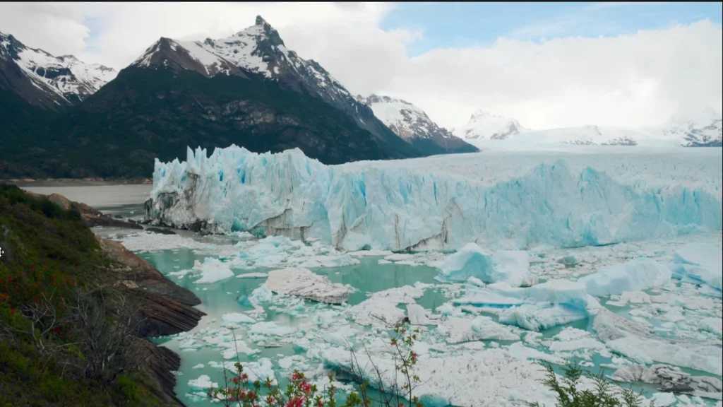 Glaciar Perito Moreno com icebergs flutuantes
