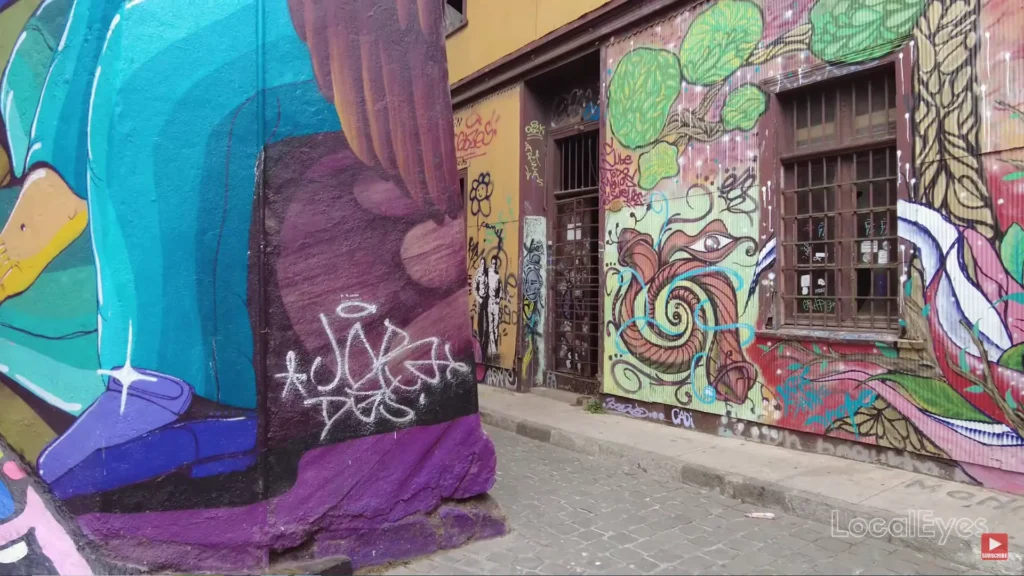 Mural colorido de arte urbana em parede de Valparaíso