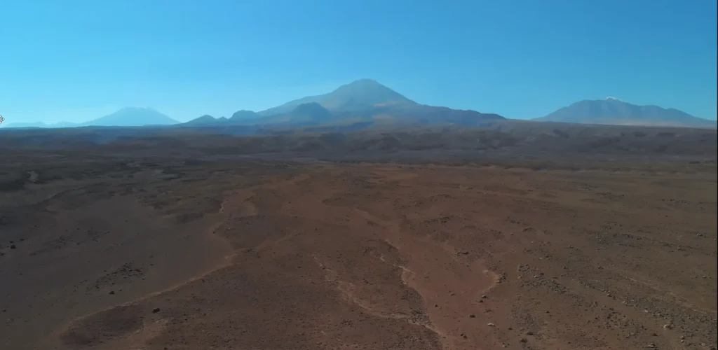 Paisagem do deserto do Atacama com laguna