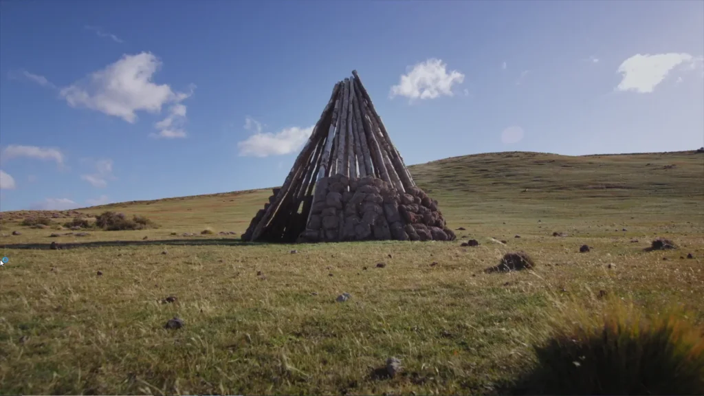 Estrutura cônica de pedras em paisagem patagônica