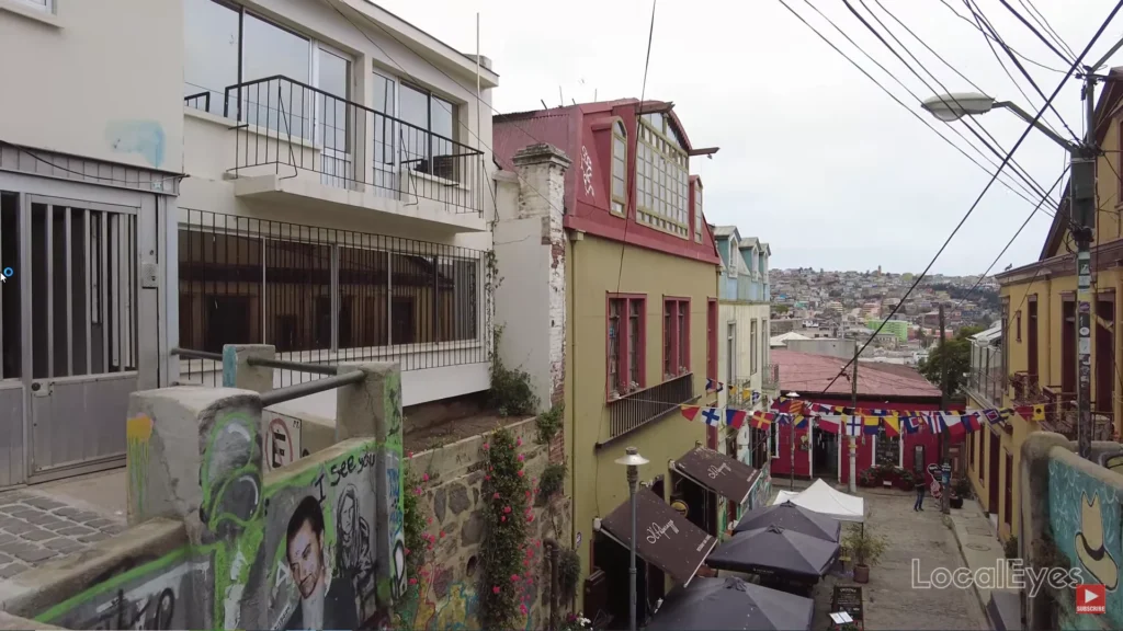 Mirante em Valparaíso com vista das casas coloridas e panorama urbano