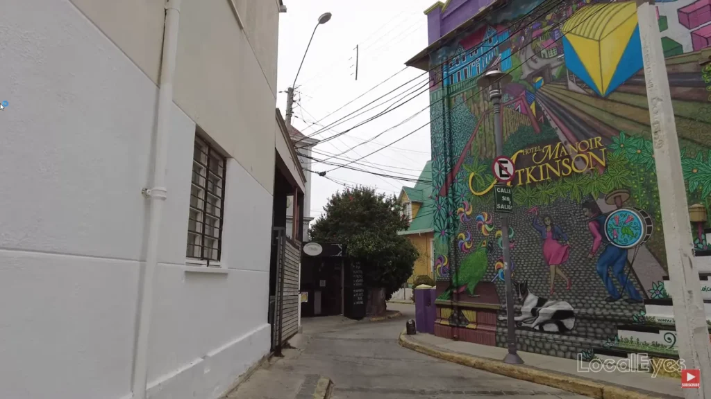 Mural colorido de arte urbana em parede de Valparaíso com temática tropical