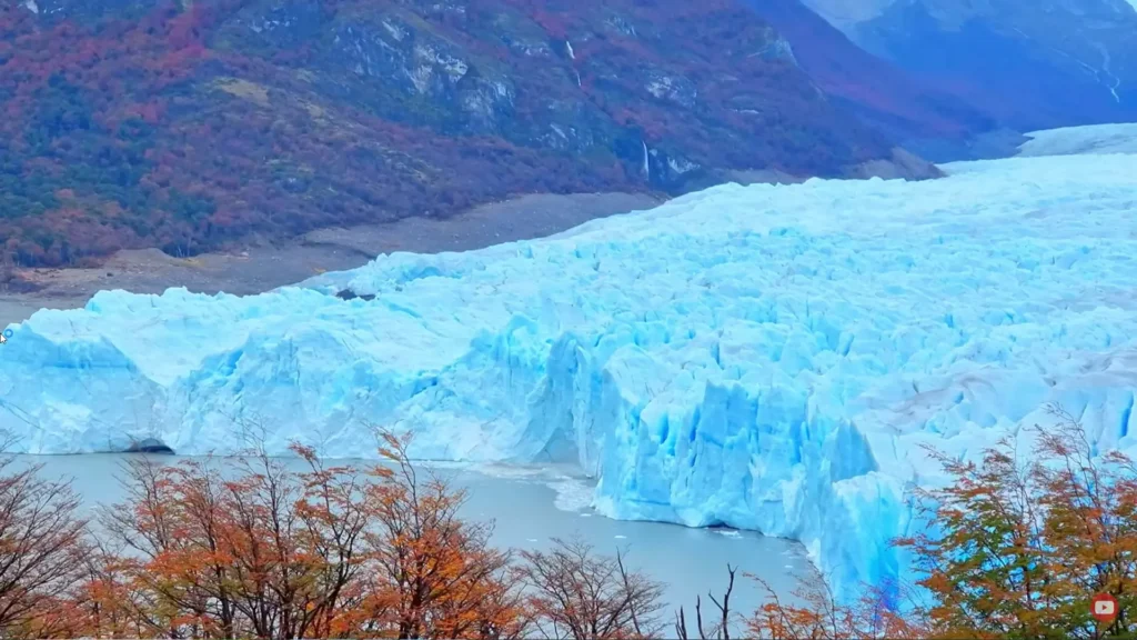 Cruzeiro navegando por águas cristalinas da Patagônia