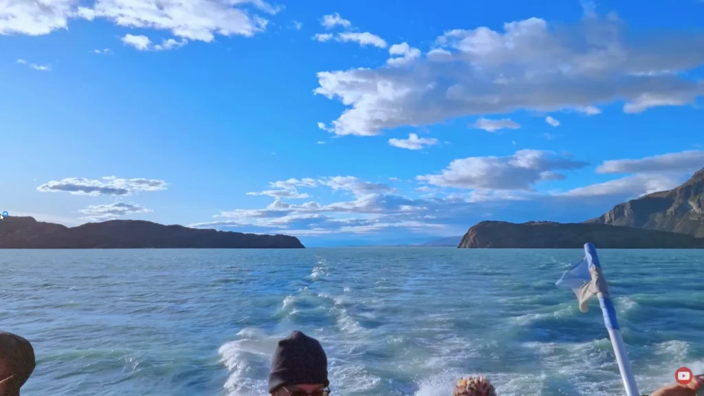 Flutuação de blocos de gelo no lago na Patagônia