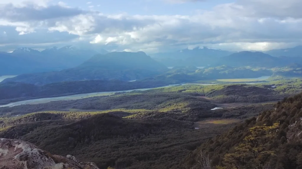 Vista panorâmica das montanhas e vales da Patagônia.