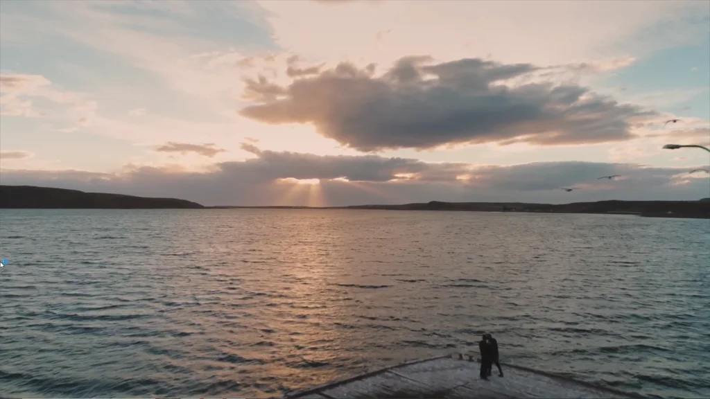 Vista do mar patagônico com céu dramático ao entardecer