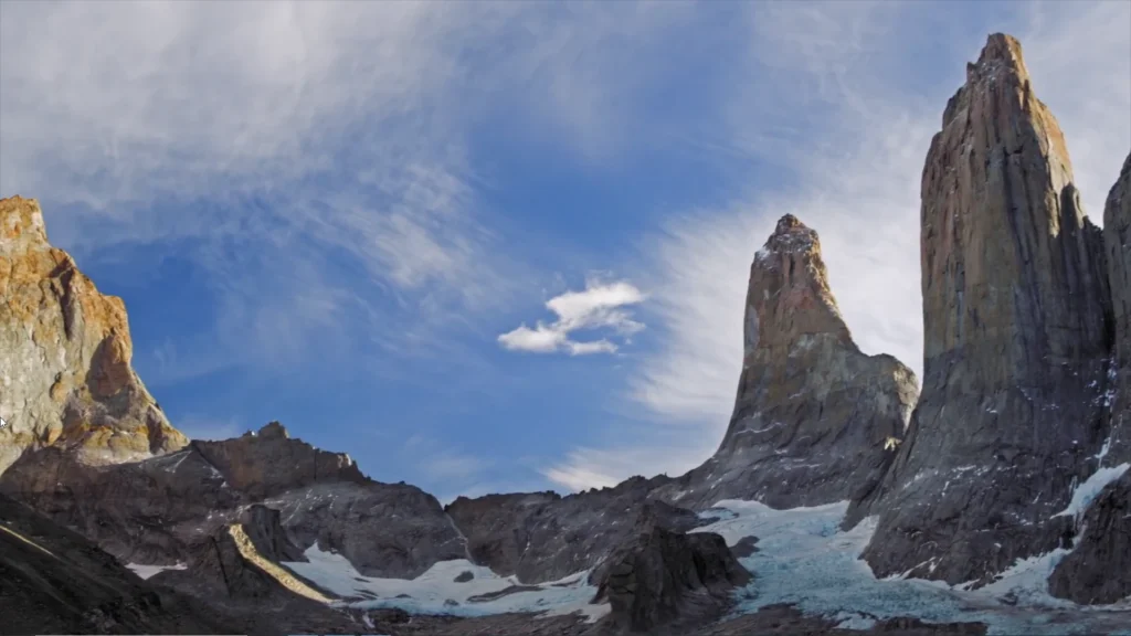 Torres del Paine com picos graníticos e glaciares