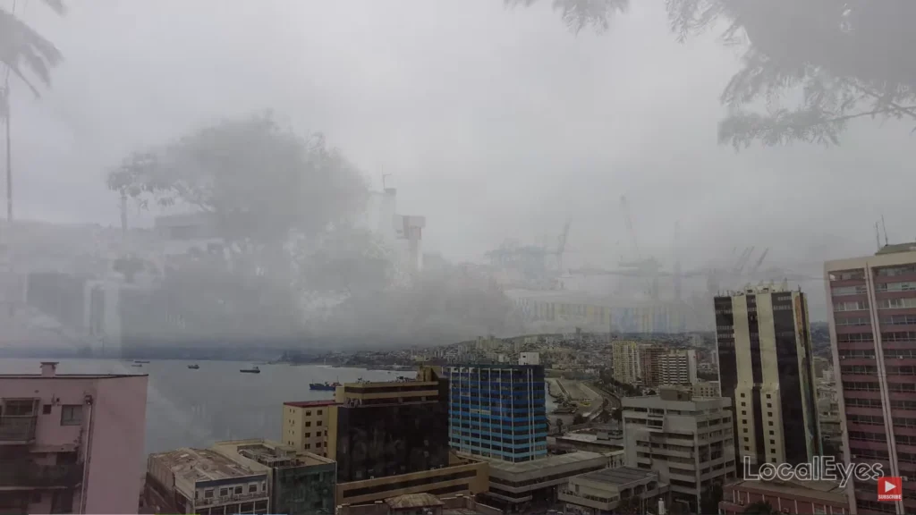Porto de Valparaíso coberto por neblina matinal