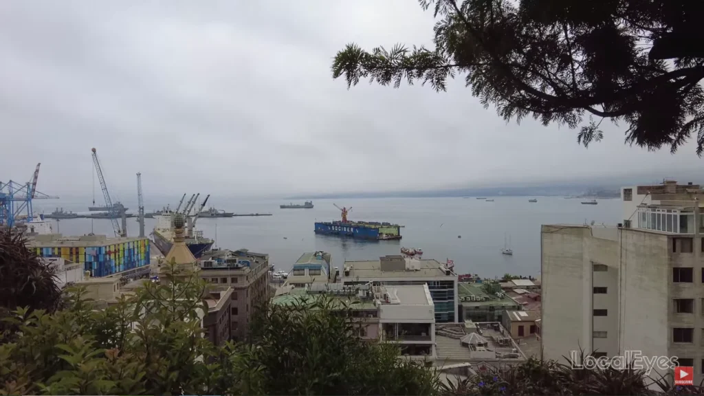 Porto comercial de Valparaíso com guindastes e navios cargueiros