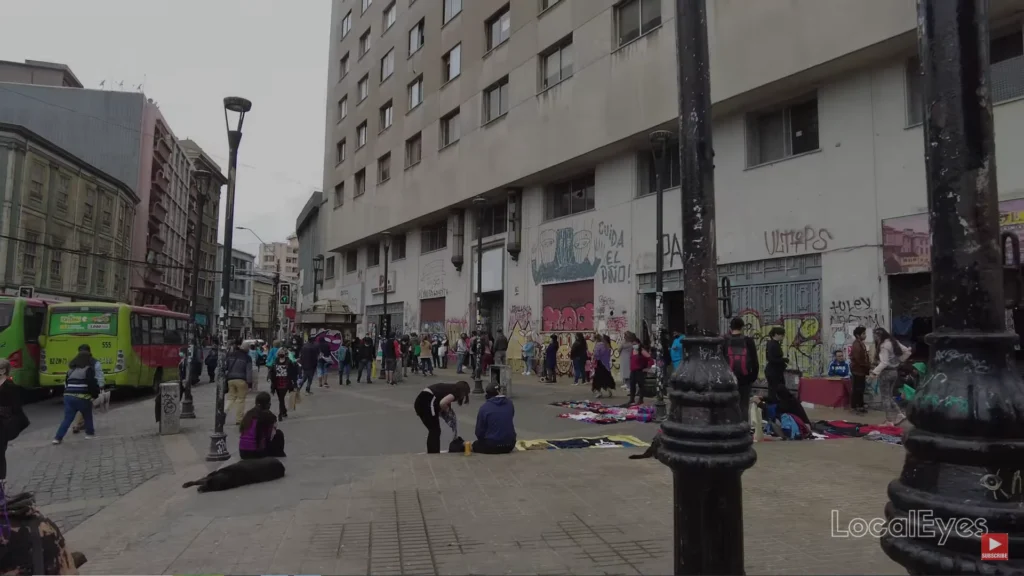 Praça central de Valparaíso com pessoas e vendedores ambulantes