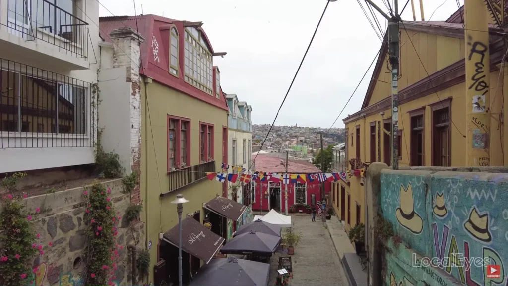Rua colorida em Valparaíso com murais de arte urbana e arquitetura histórica