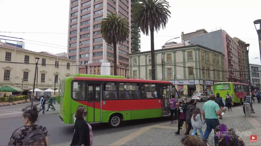Ônibus colorido do transporte público de Valparaíso no centro da cidade