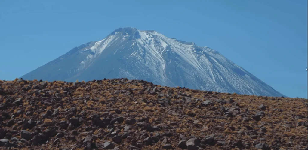 Vale do deserto com lagoa no Atacama