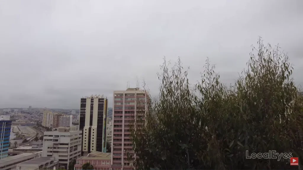 Vista panorâmica de Valparaíso mostrando edifícios e o porto ao fundo
