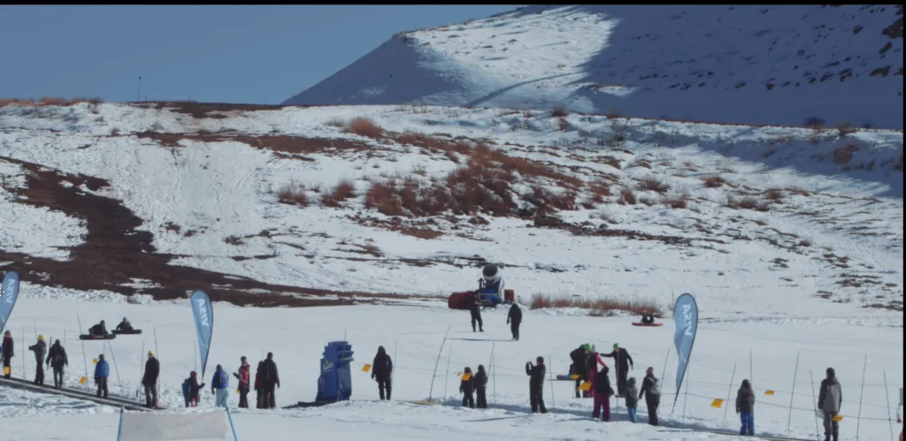 Famílias aproveitando atividades na neve no Chile