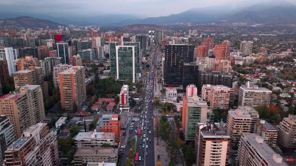 Vista aérea de uma das principais avenidas de Santiago com trânsito e edifícios modernos