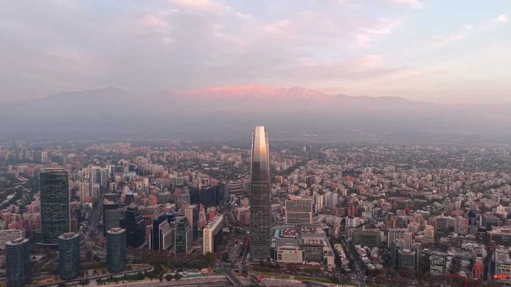 Vista aérea do distrito financeiro de Santiago com arranha-céus modernos e montanhas dos Andes