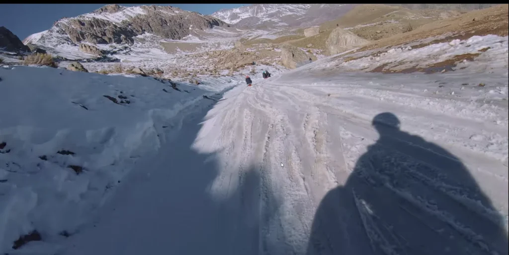 Descida em pista natural de neve nos Andes chilenos